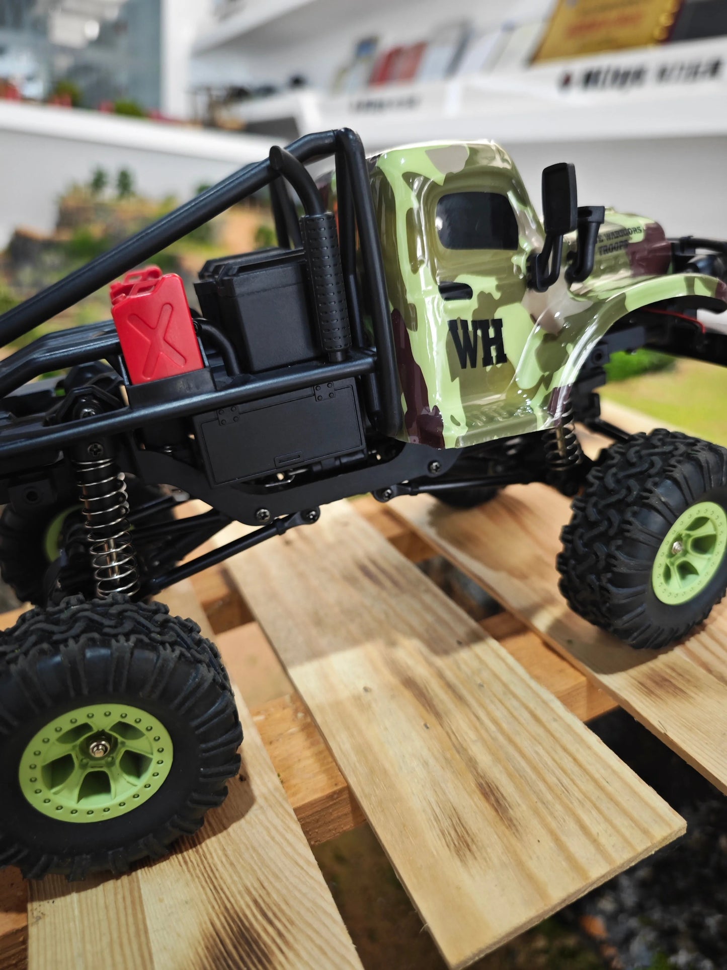 1/18 4WD LED Cralwer RC Car Two Speed Mode Off-Road Auto, Camo Shell