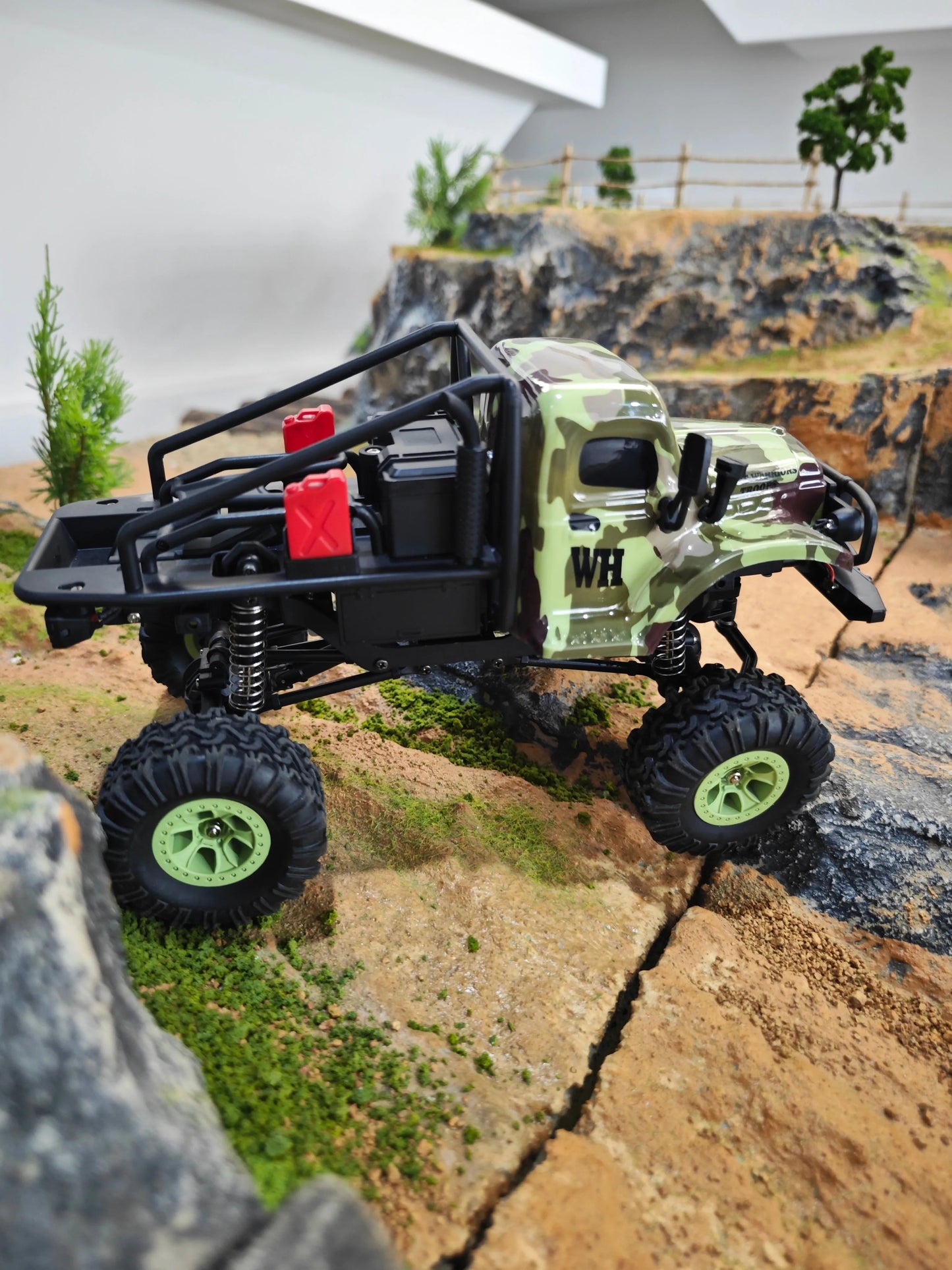 1/18 4WD LED Cralwer RC Car Two Speed Mode Off-Road Auto, Camo Shell