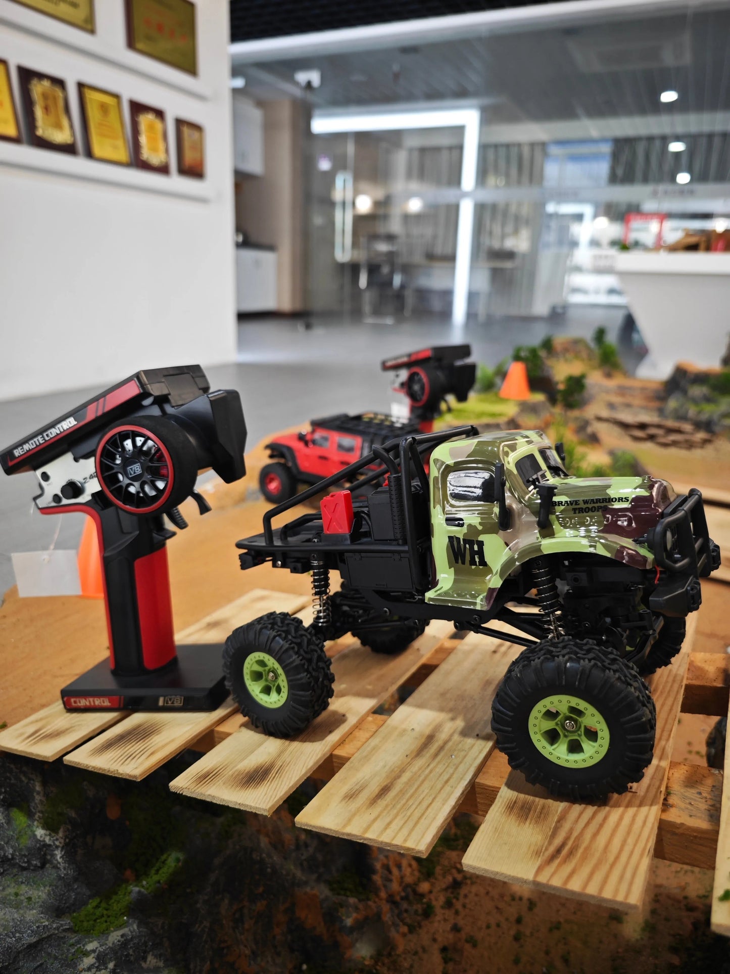 1/18 4WD LED Cralwer RC Car Two Speed Mode Off-Road Auto, Camo Shell