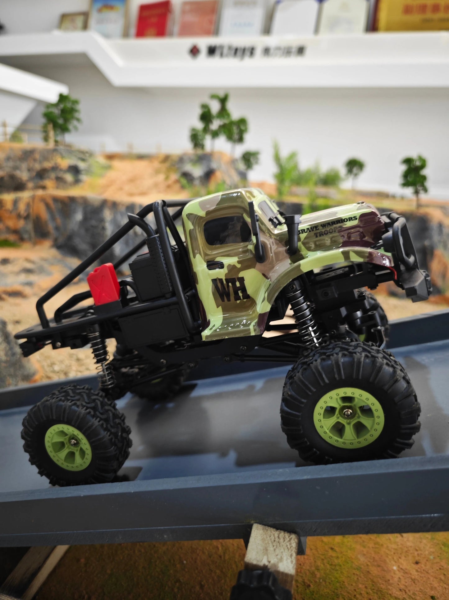 1/18 4WD LED Cralwer RC Car Two Speed Mode Off-Road Auto, Camo Shell